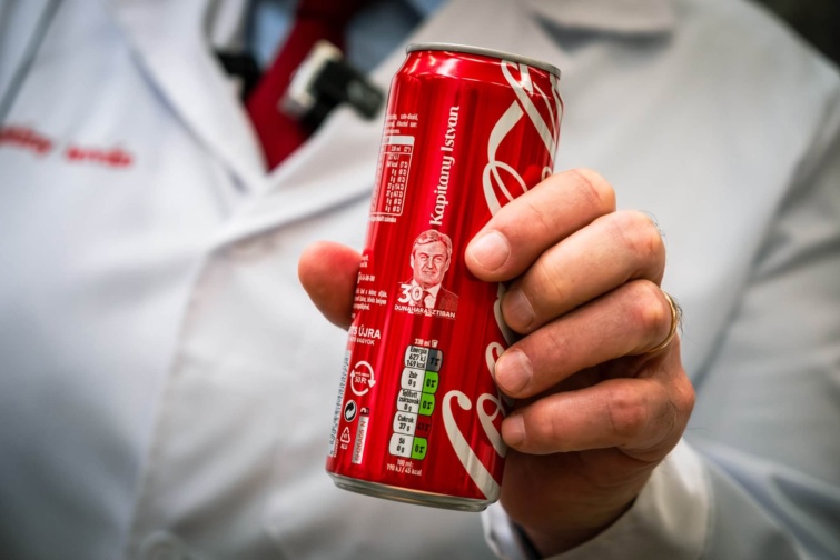 kapitanyistvancolacola Startlap Vásárlás Kapitány István arcképe látható a Coca-Cola dobozán