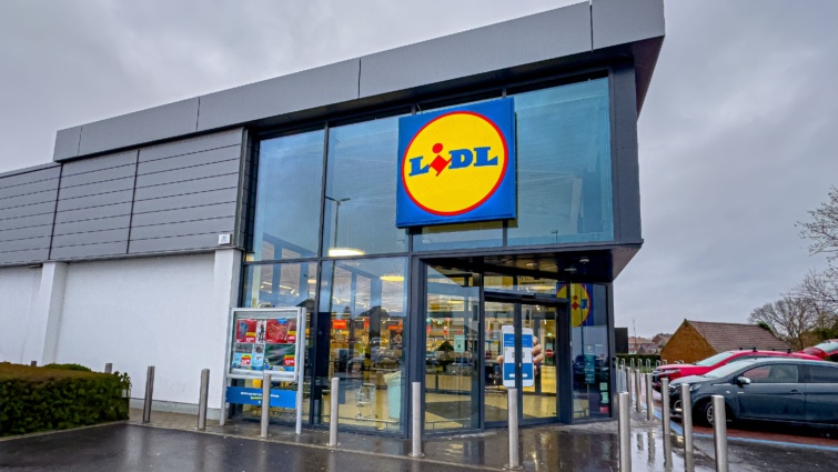 lidl Startlap Vásárlás A Lidl egyik üzlete előtt parkoló autók