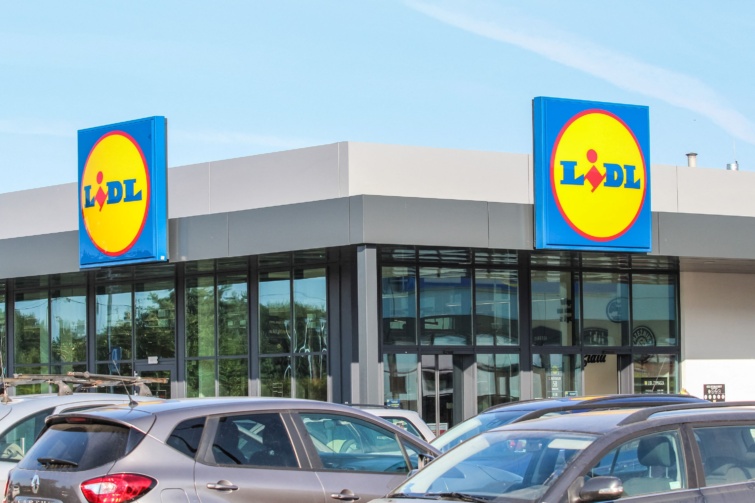 lidl Startlap Vásárlás Parkoló autók a Lidl egyik áruháza előtt.