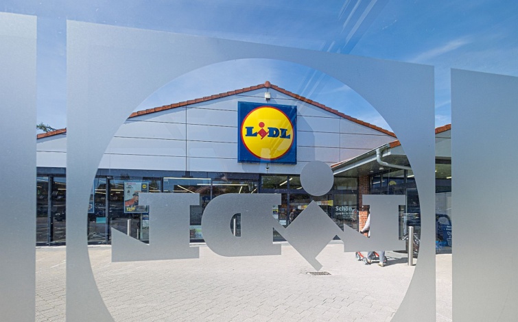 LIDL supermarket Startlap Vásárlás Egy Lidl logója a bolt tetején és egy fordított Lidl-logó egy üvegajtón