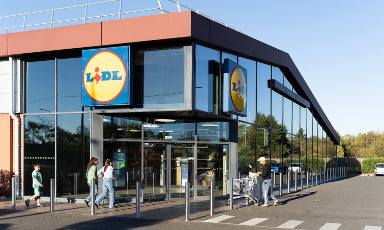 FRANCETOULOUSELARDENNELIDLSUPERMARKET Startlap Vásárlás Emberek érkeznek egy Lidl üzlet bejáratához.