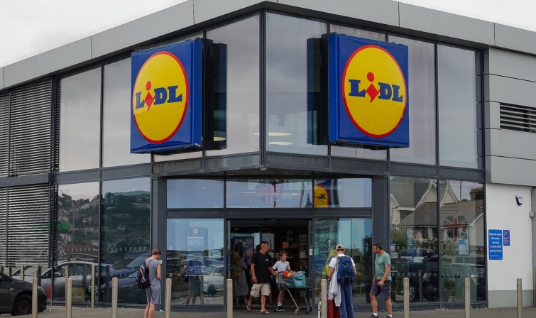 Vásárlók egy Lidl áruház bejáratánál