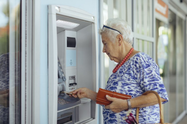 Szakértők ennyit kellett volna megtakarítanod 30 40 50 vagy 60 éves korodra a magyaroknak jóval kevesebb pénze van Startlap Vásárlás Idős hölgy pénzt vesz fel egy ATM-ből