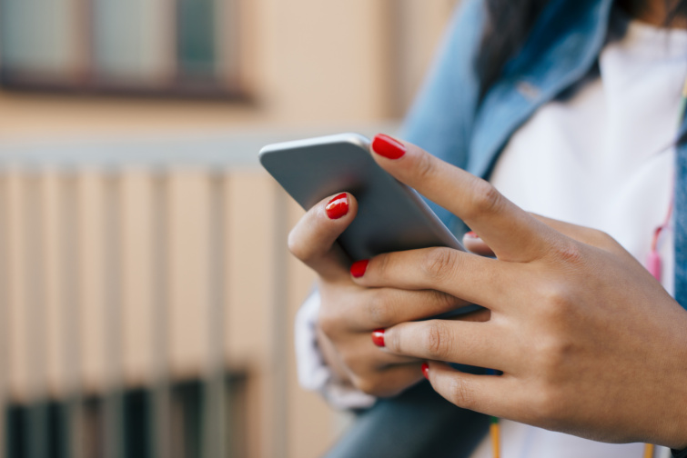 mobil Startlap Vásárlás telefont nyomkodó női kéz