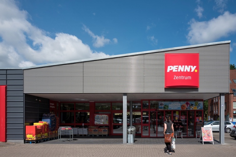 A Pennyben tér vissza a Lidl legendás terméke csütörtöktől kapható a gyerekek kedvence Startlap Vásárlás Egy németországi Penny bejárata, előtte egy befelé igyekvő vásárlóval