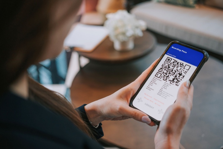 qrkodtelefon Startlap Vásárlás QR-kór egy telefonon, egy női kézben.