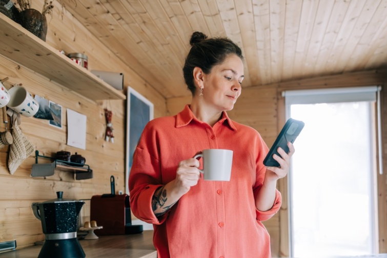 Samsungtelefont használsz Meg kell változtatnod ezeket a WiFibeállításokat Startlap Vásárlás Nő élvezi a reggeli kávéját és a telefonját nézegeti a rusztikus konyhában
