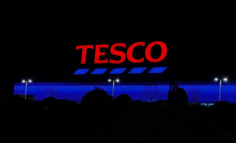 Tesco In Hungary Startlap Vásárlás Világító Tesco-logó egy áruház tetején éjszaka.