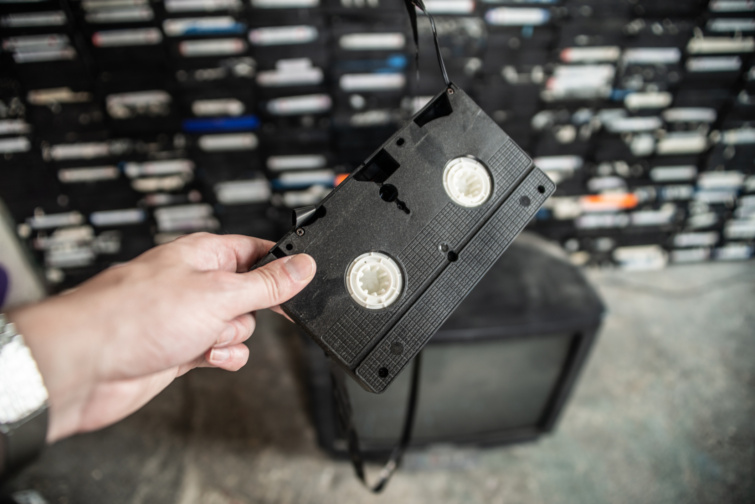 vhs Startlap Vásárlás vhs kazettát tartó kéz